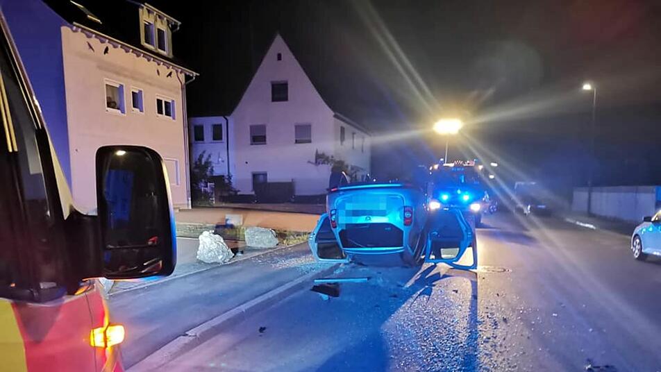 lichtenfels auto uberschlagt sich bei unfall und bleibt auf dach liegen