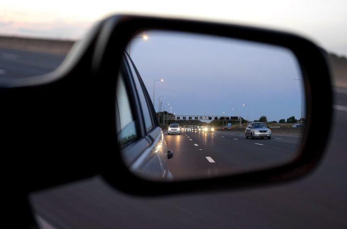Wie stellt man die spiegel am auto richtig ein