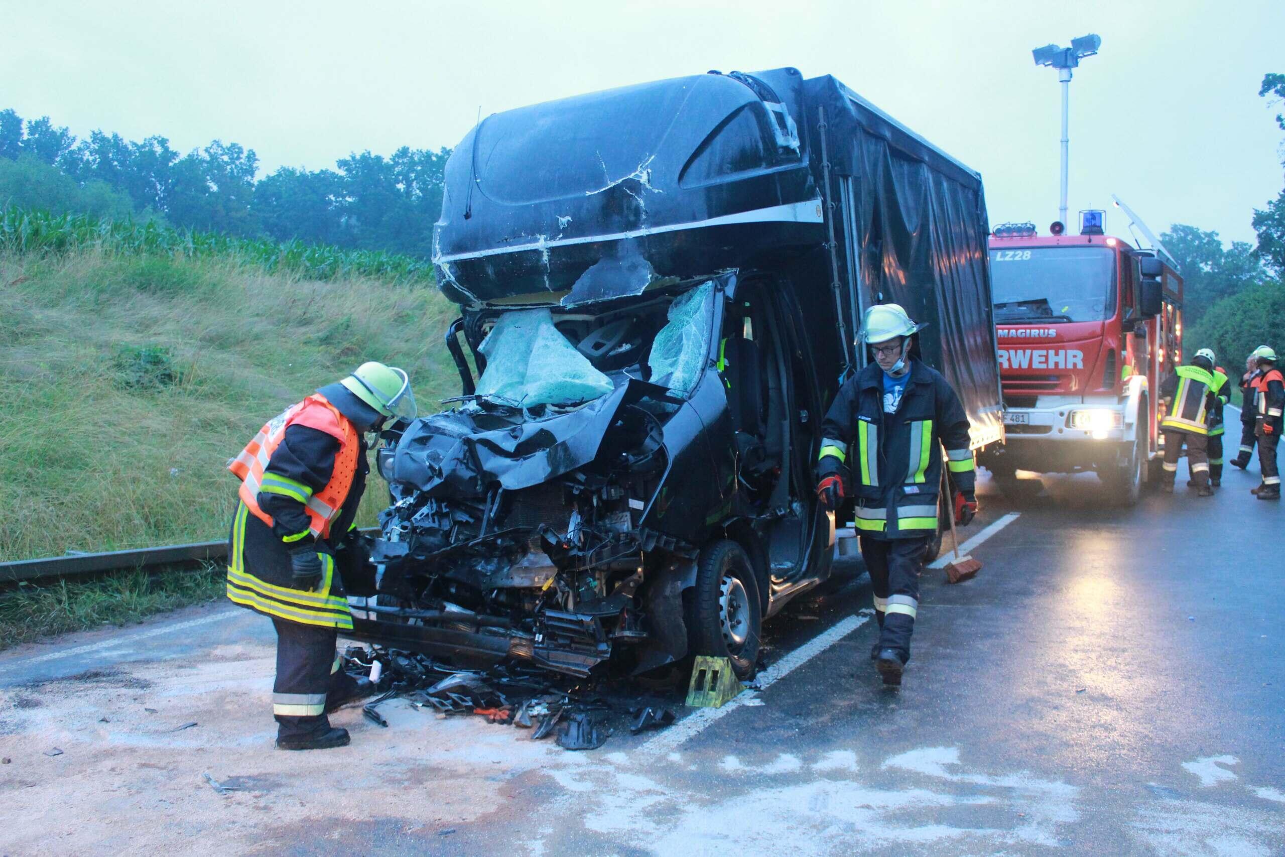 kreis bayreuth schwerer verkehrsunfall auf der b22 fahrer eingeklemmt