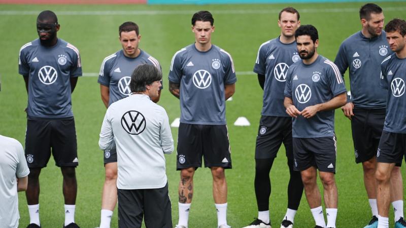 pics Dfb Aj gute laune beim dfb team em wunsche der kanzlerin
