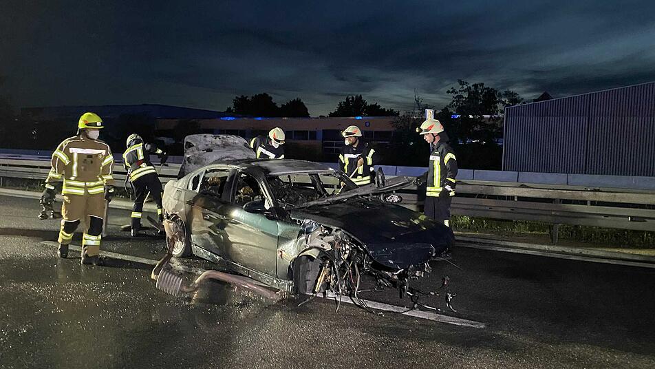 a73 pkw brennt komplett aus zwei junge manner retten sich durch die frontscheibe