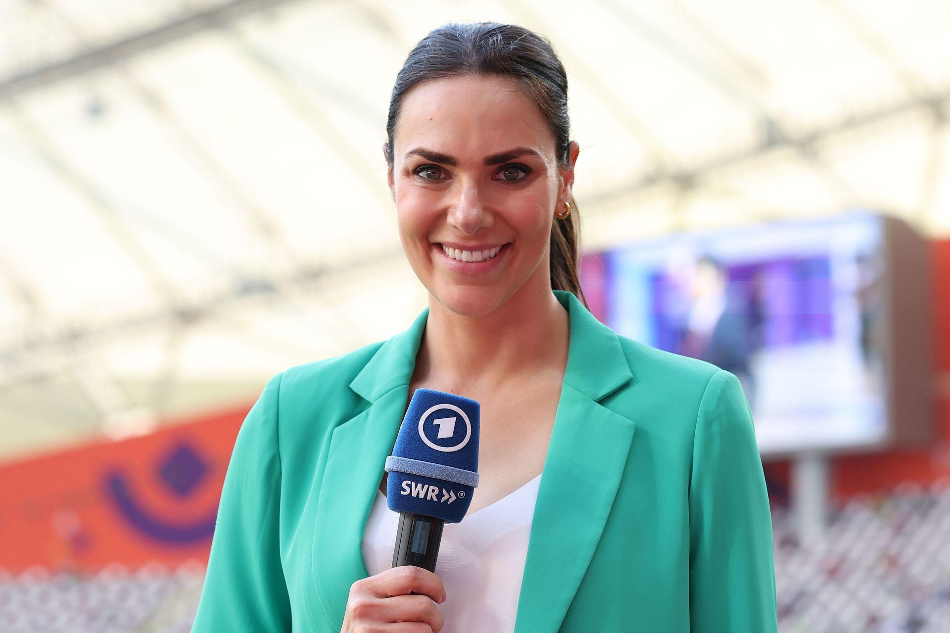 Als Frau muss man sich sicher mehr beweisen": Sportjournalistin Esther  Sedlaczek über ihren Job