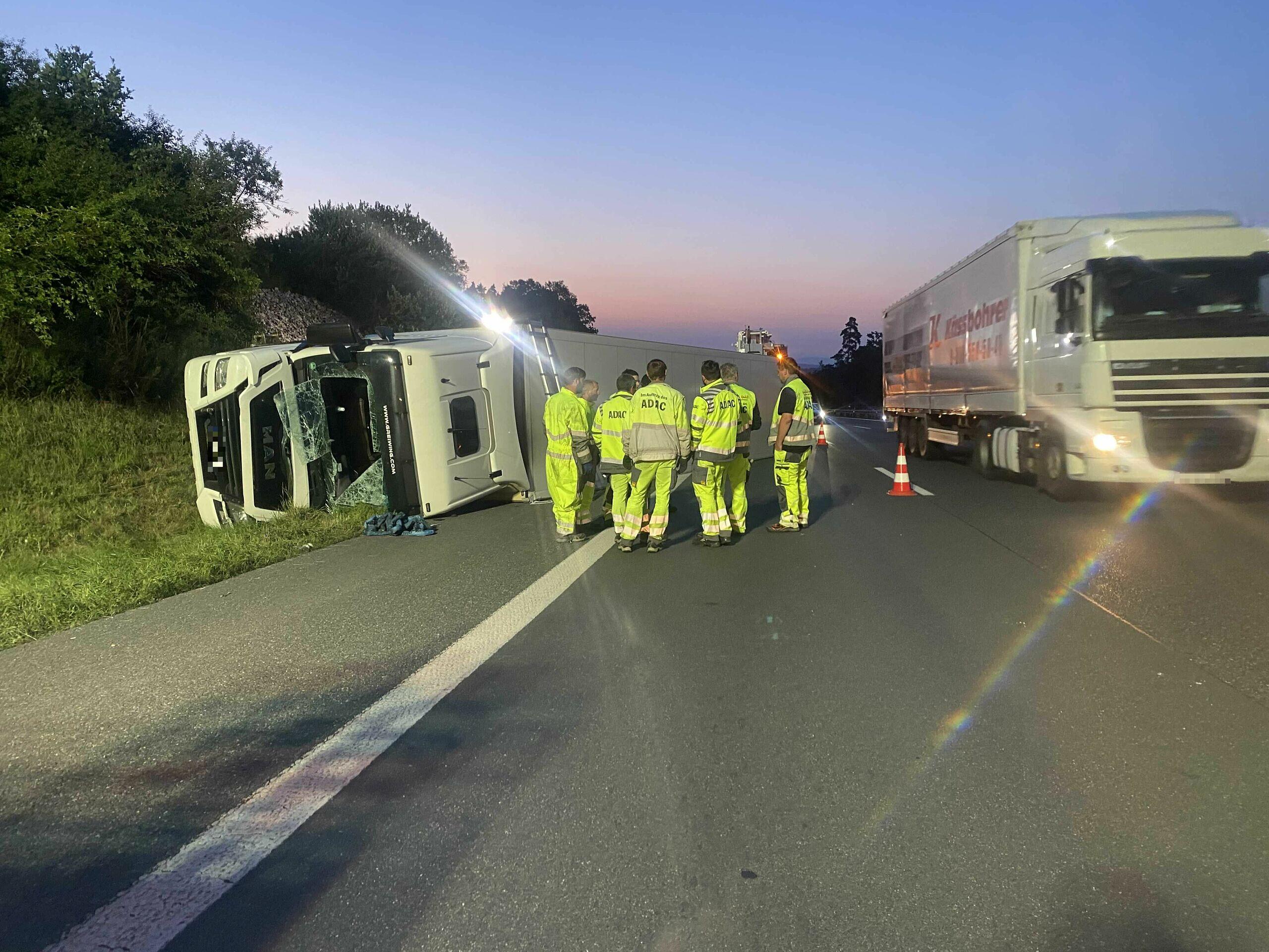 Unfall A9 Bei Bayreuth Lkw Umgesturzt A9 Gesperrt