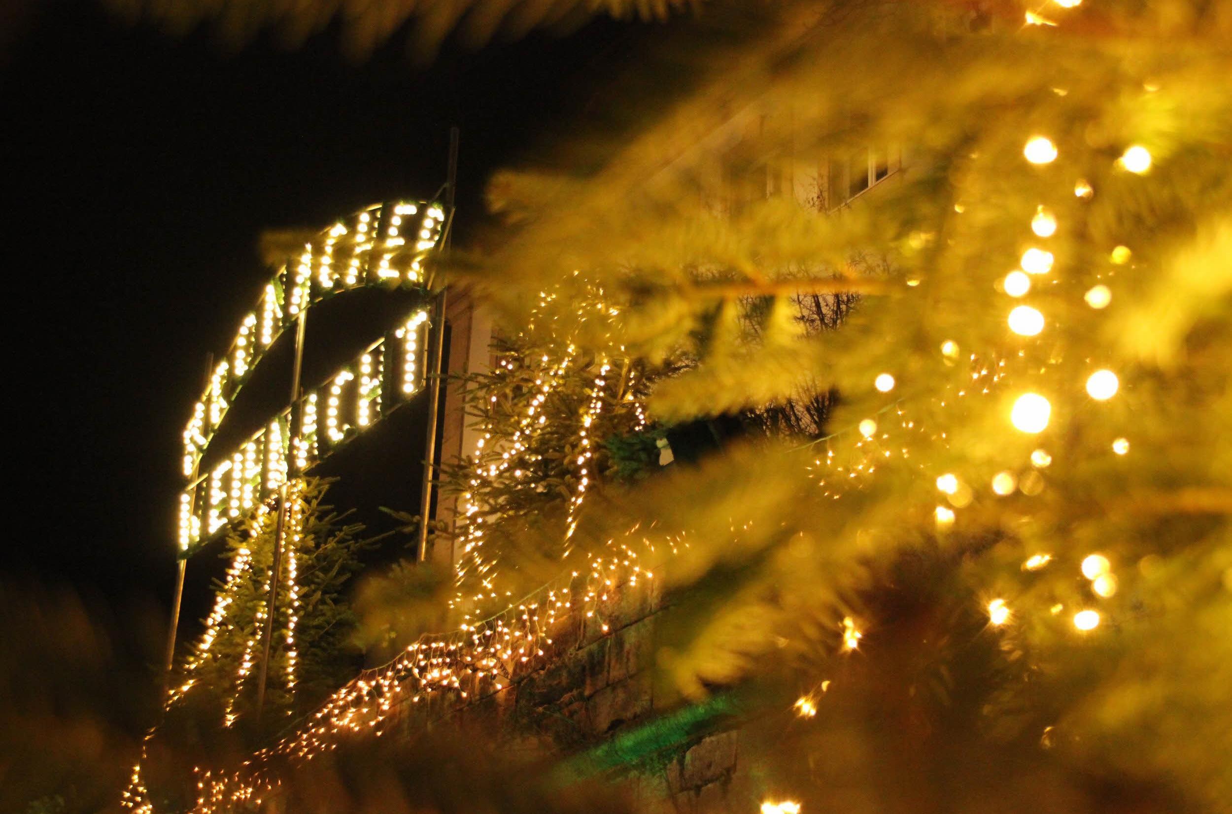 Rund Um Den Rosenturm Weihnachtsmarkt Kronach Offnet Seine Pforten