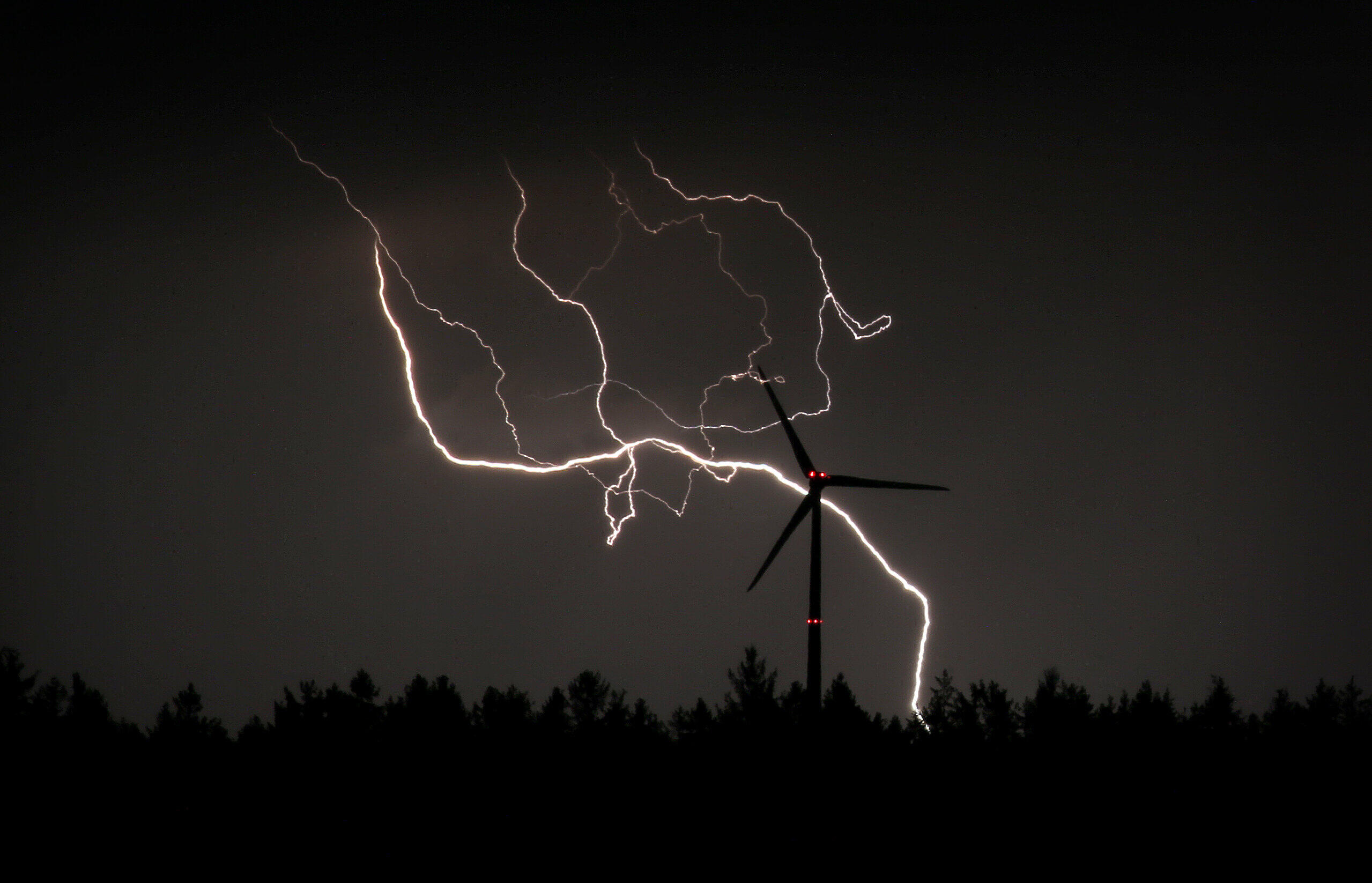 Arbeiter Tot Madchen 12 In Lebensgefahr Gewitter Treffen Deutschland Auch Am Samstag