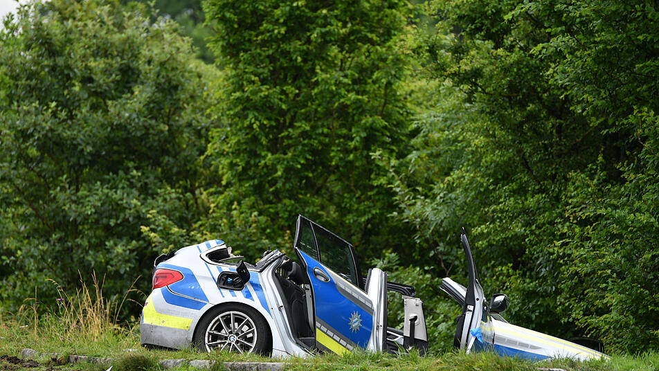 schwerer unfall auf der a6 bei altdorf mit streifenwagen drei menschen schwer verletzt