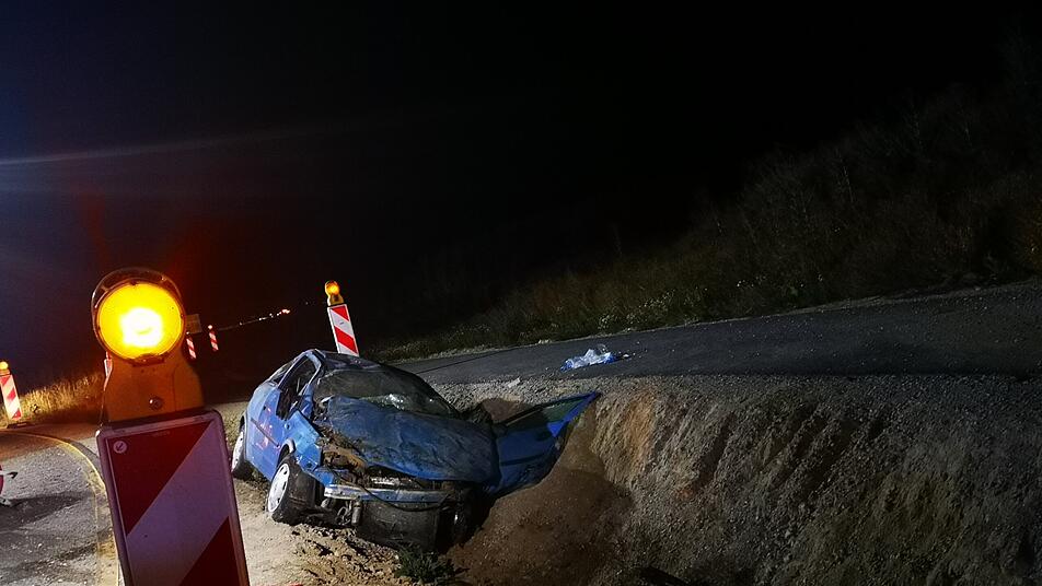 gerhardshofen auto uberschlagt sich in baustelle auf b470 fahrer schwer verletzt